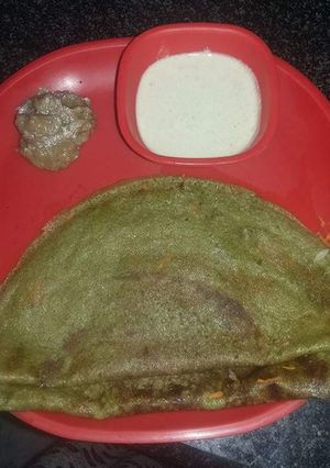 A picture of Palak Dosa with onion chutney and coconut chutney.