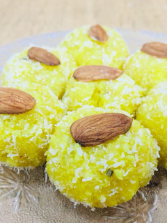 A picture of Paneer mawa ladoo.