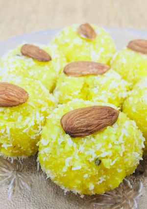 A picture of Paneer mawa ladoo.