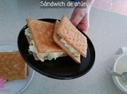 Una foto de sandwich de atun con lechuga