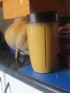 Una foto de Gazpacho con pepino con piel