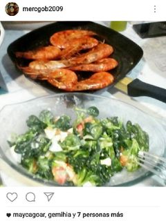 Una foto de Ensalada de canónigos y gambón a la plancha 😍
