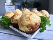 Une photo de muffins salés