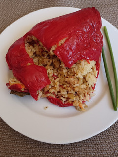 Una foto de Pimentos rellenos con arroz y soja texturizada