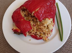 Foto principal de Pimentos rellenos con arroz y soja texturizada