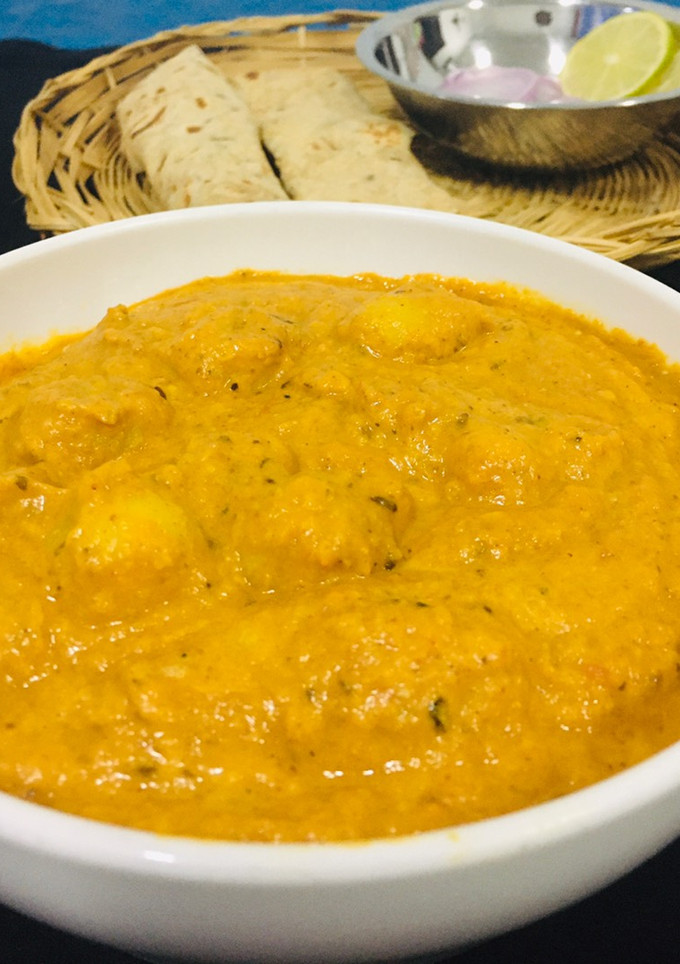 દમ આલુ (Dum Aloo Recipe In Gujarati) રેસીપી મુખ્ય ફોટો