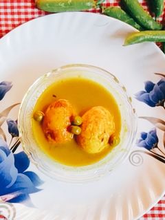 মটরশুঁটি আর আলু দিয়ে ডিমের ঝোল (matarshuti are alu diye dimer jhol recipe in Bengali) রেসিপির প্রধান ছবি