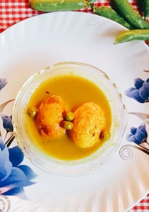 মটরশুঁটি আর আলু দিয়ে ডিমের ঝোল (matarshuti are alu diye dimer jhol recipe in Bengali) রেসিপির প্রধান ছবি