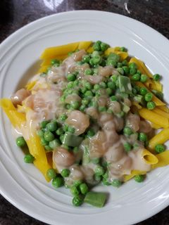 Una foto de Macarrones con salsa de avellana sin gluten veganos 🍝