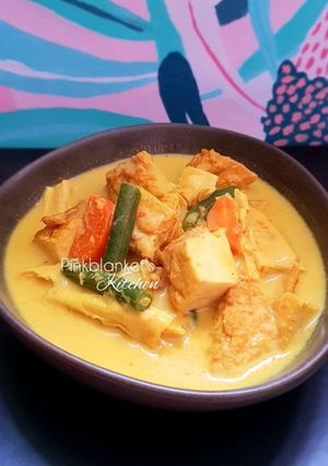 A picture of Tofu and Veggies in Yellow Curry.