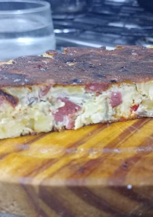Una foto de Tortilla de papas con longaniza y ajíes rojos