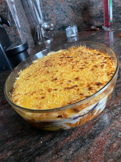 Una foto de Moussaka griega