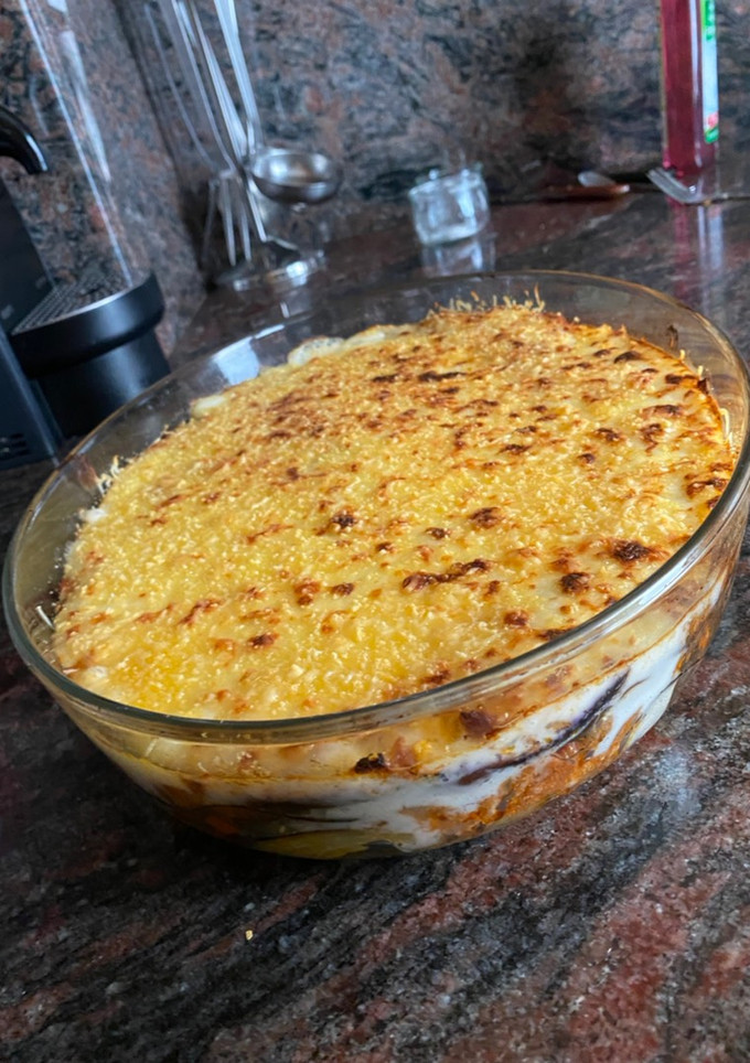 Una foto de Moussaka griega
