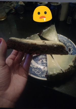 Una foto de Brownie de harina integral con ganache de chocolate blanco