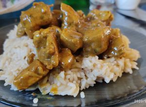 Una foto de Salsa de Solomillo y mostaza con arroz