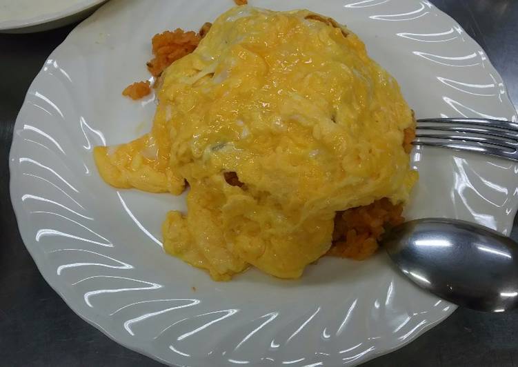 Omlet containing fried rice