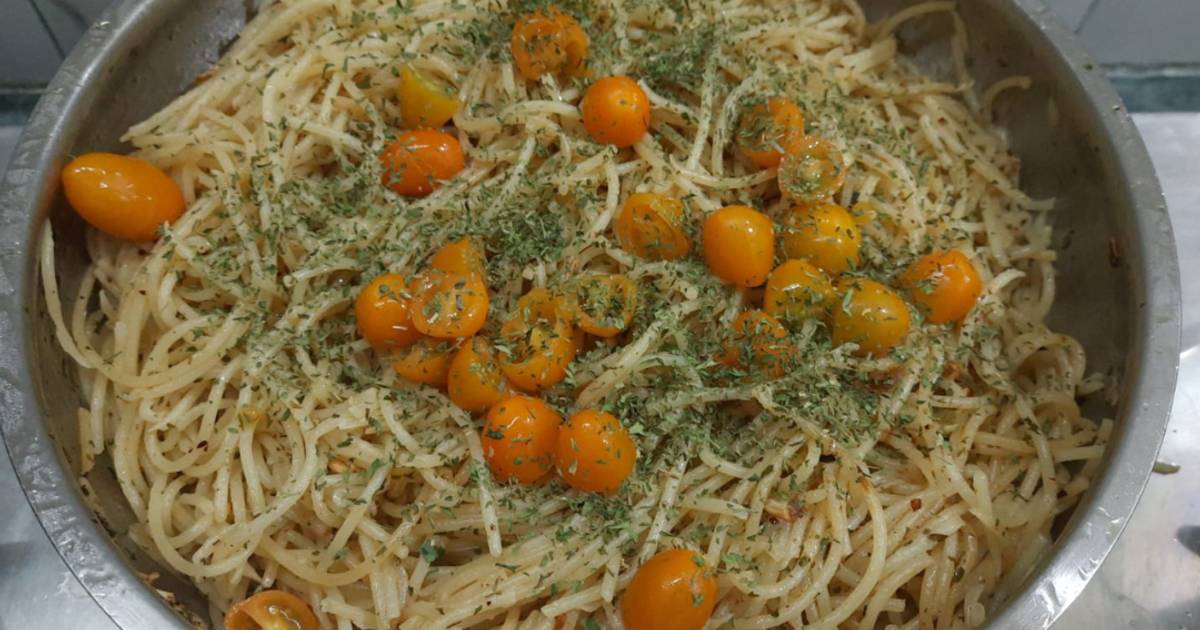 Spaghetti Aglio E Olio with Yellow Cherry Tomatoes Recipe by ZMA Cookpad
