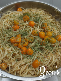 A picture of Spaghetti Aglio E Olio with Yellow Cherry Tomatoes.