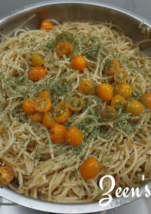 A picture of Spaghetti Aglio E Olio with Yellow Cherry Tomatoes.