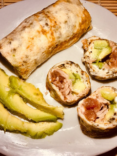 Una foto de “Sushi” de claras, atún, aguacate y queso crema light