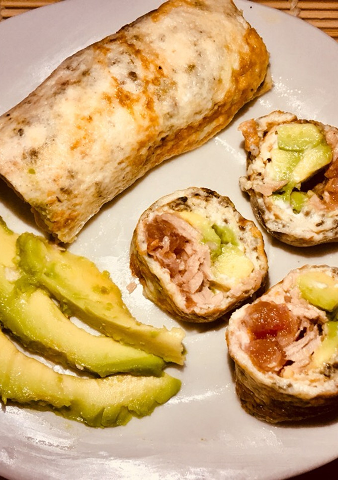 Una foto de “Sushi” de claras, atún, aguacate y queso crema light