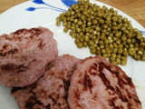 Hanburguesa y guisantes