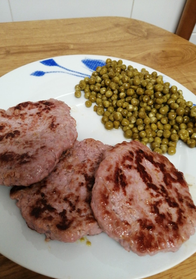 Una foto de Hanburguesa y guisantes