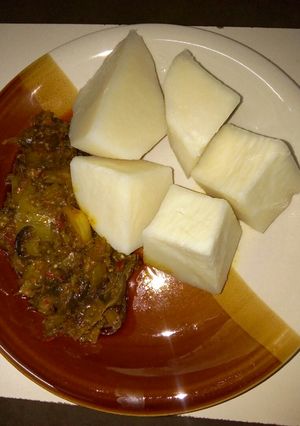 A picture of Garden Egg sauce and boiled yam.