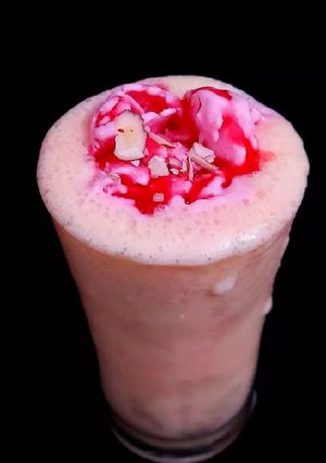 बनाना शेक विद स्ट्रॉबेरी आइसक्रीम (Banana shake with strawberry ice-cream recipe in Hindi) रेसिपी मुख्य फोटो