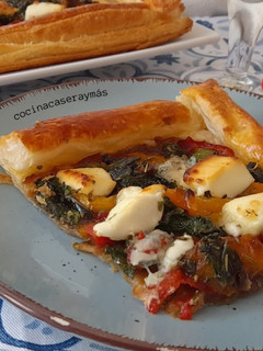 Una foto de Hojaldre con kale y pimientos