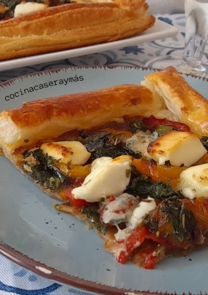 Una foto de Hojaldre con kale y pimientos