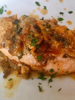 Una foto de Solomillo de pavo con hongos y salsa de kefir, cilantro y lima