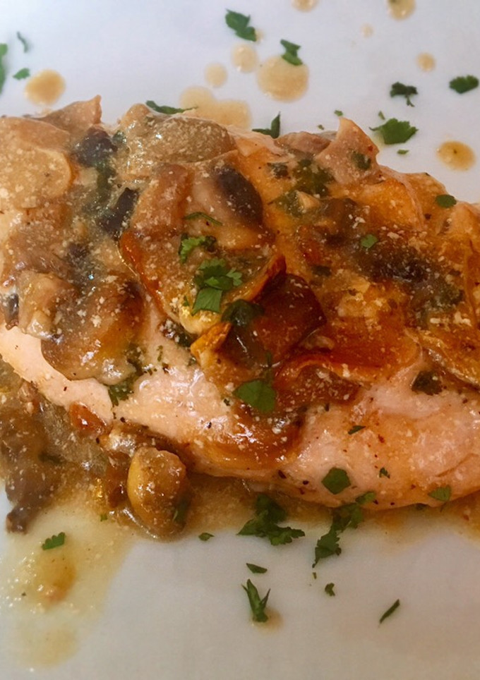 Una foto de Solomillo de pavo con hongos y salsa de kefir, cilantro y lima