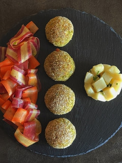 Foto di Polpette di sedano con carote viola e patate prezzemolate