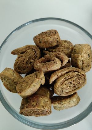 लेयर वाली खस्ता मेथी मठरी (Layer wali khasta methi mathri recipe) रेसिपी मुख्य फोटो