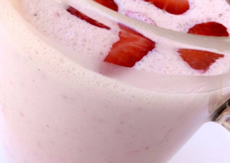 Simple Way to Prepare Homemade Strawberry Smoothie