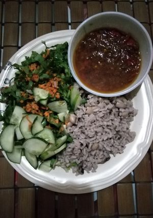 A picture of Rice, beans salad and pepper onions source.