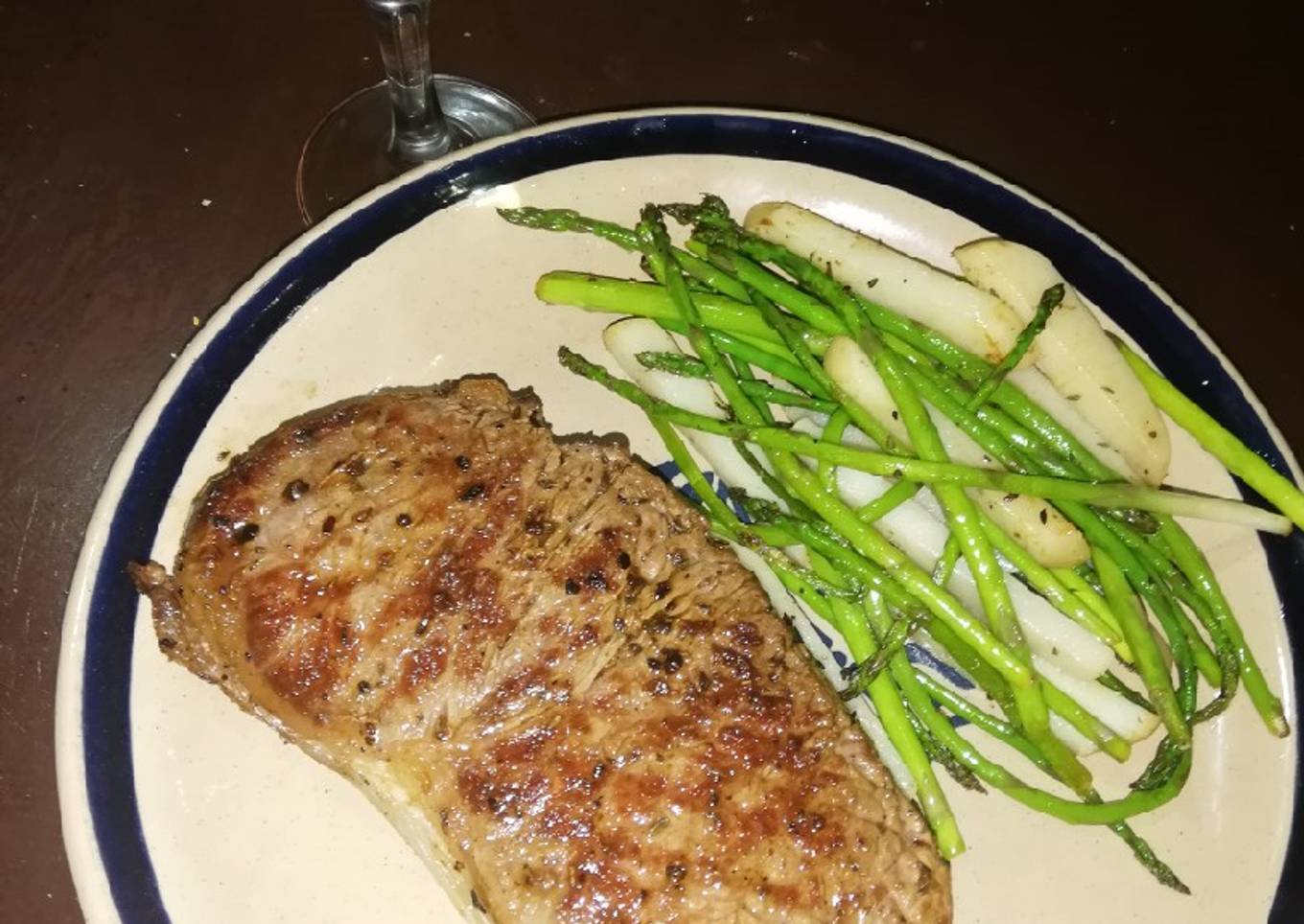 Corte Rib eye y espárragos con papa de guarnición