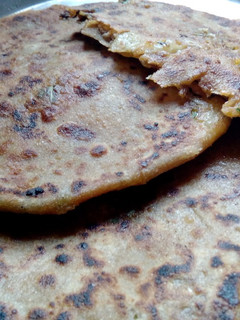 गोभी मटर प्याज पराठा (Gobhi matar pyaz paratha recipe in Hindi) रेसिपी मुख्य फोटो