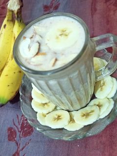 બનાના, ડેટસ મિલ્ક શેક ( Banana,Dates Milk Shake Recipe In Gujarati) રેસીપી મુખ્ય ફોટો