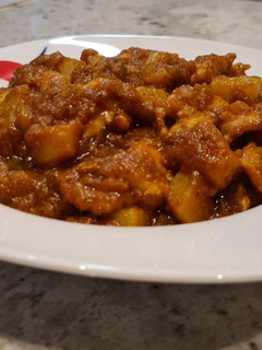Una foto de Pollo en salsa de tomate con patatas