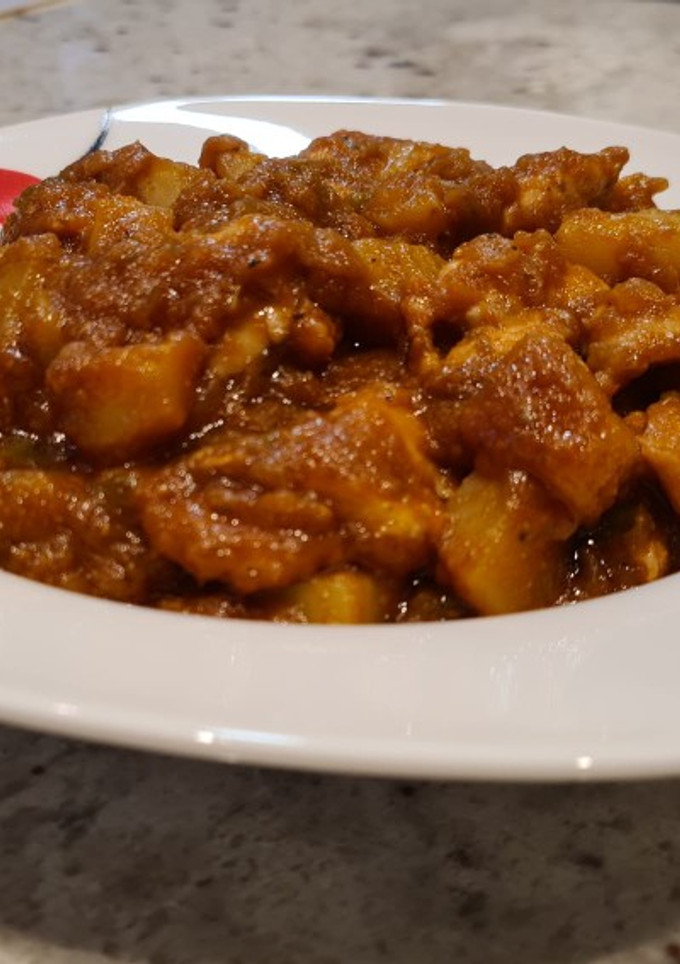 Una foto de Pollo en salsa de tomate con patatas