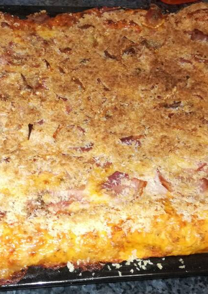 Una foto de Pizza de bacon, Frankfurt, jamón york y panko