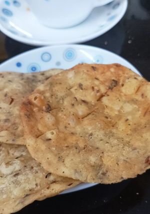 A picture of Tea time namkeen puri.