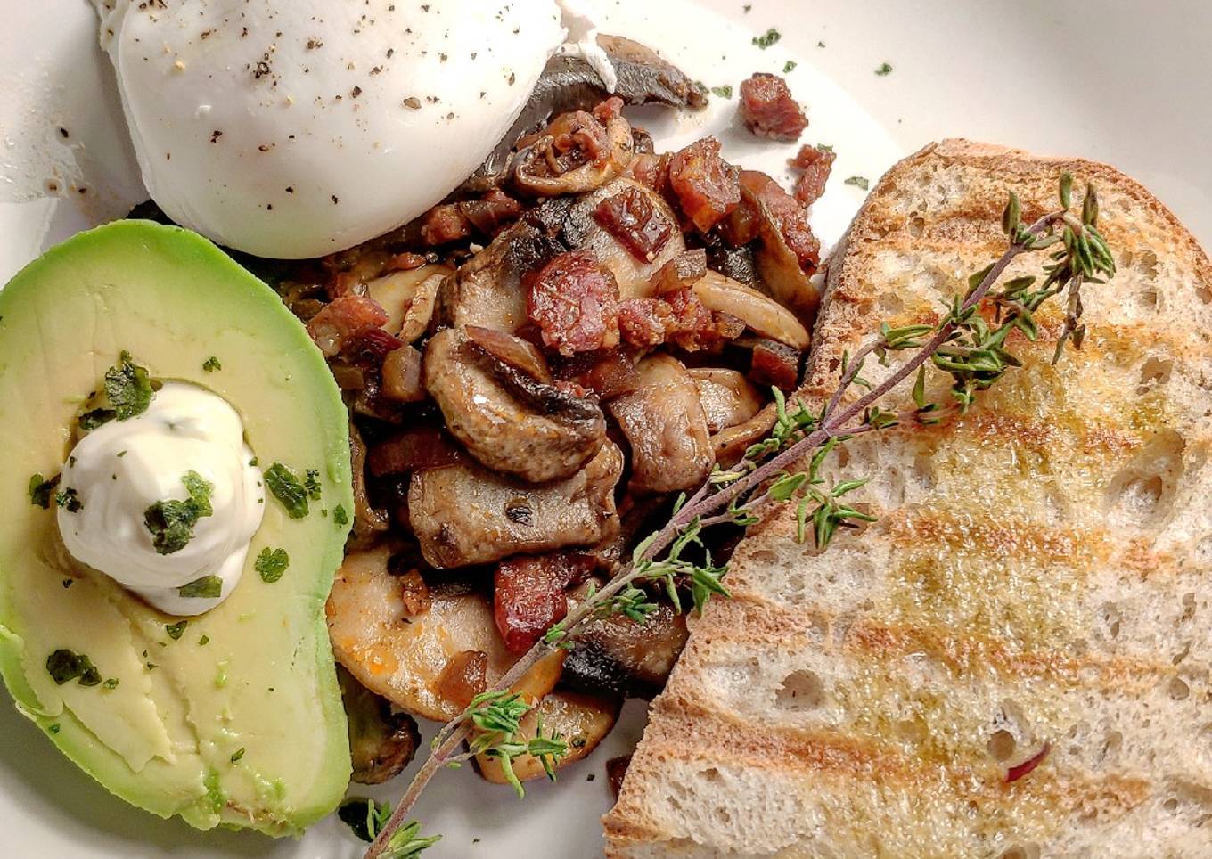 Champignons, œuf poché, avocat