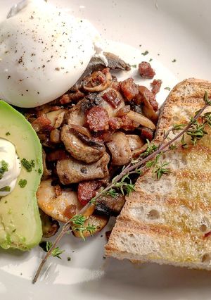 Une photo de Champignons, œuf poché, avocat