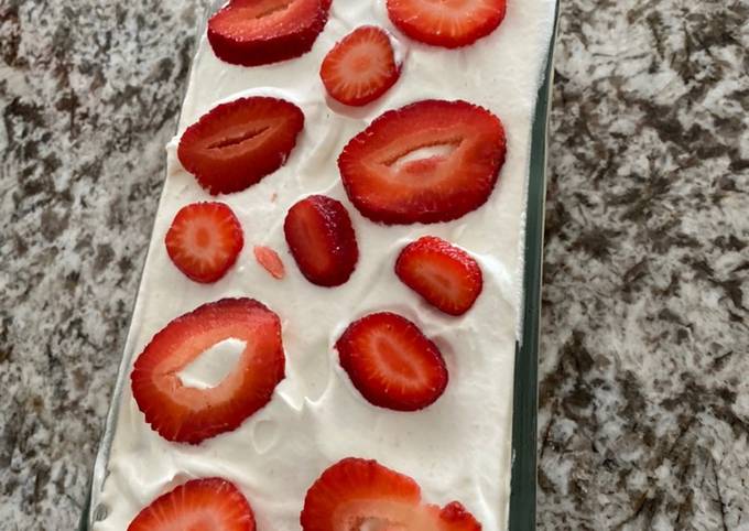 The Best Strawberries and Cream Cake Ever - Honest & Tasty