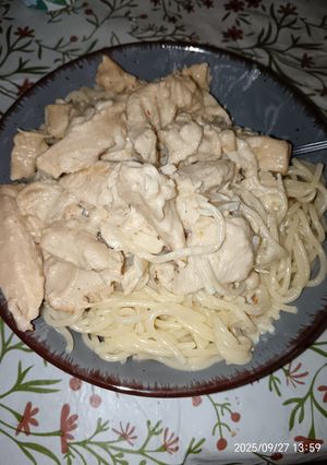 Fokhagymás tejszínes csirke tésztával recept fotója