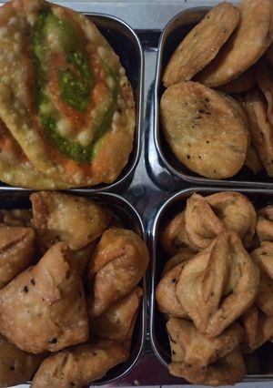 A picture of Special recipe of namkeen samosa swirl papdi.