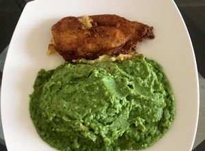 Una foto de Puré Verde con Escalopa de Pollo Kaiser al Horno